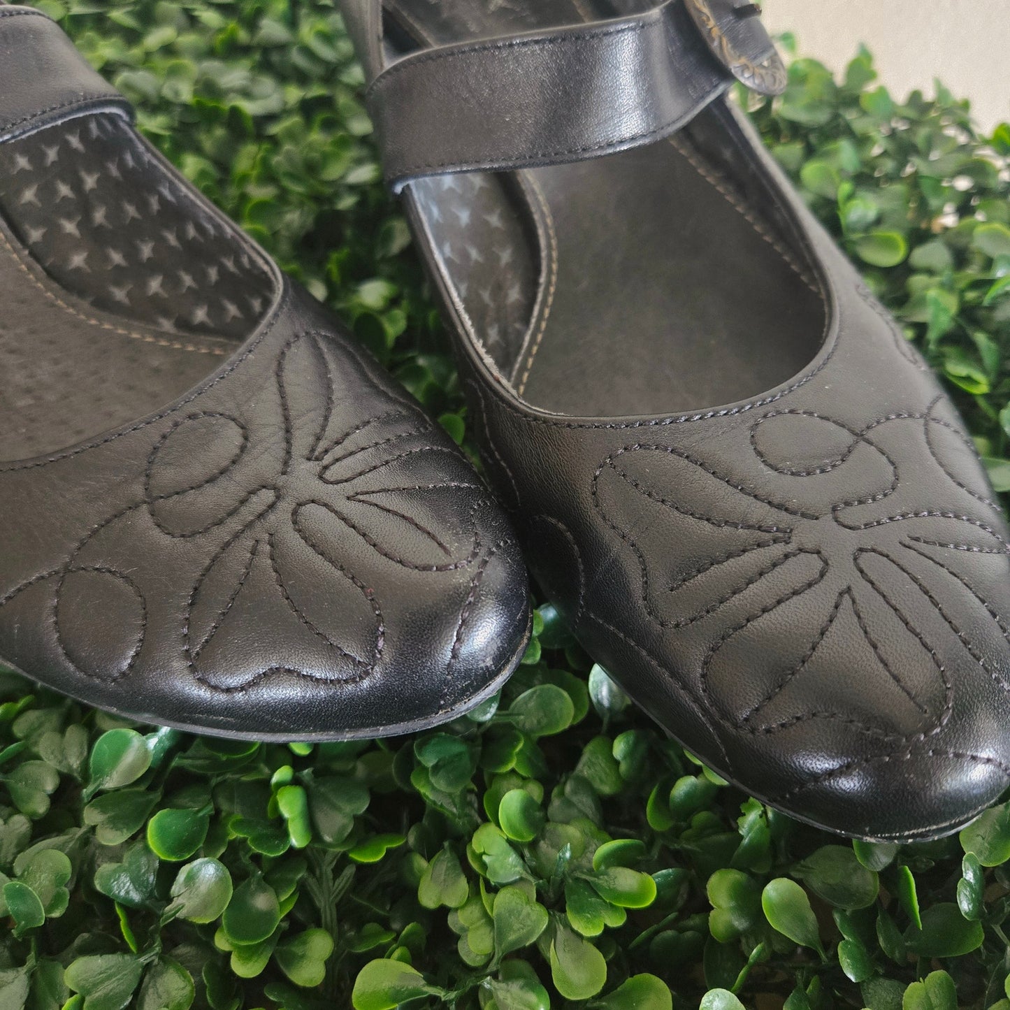 Pikolinos round close toed kitten wedge with embroidery and bronze buckle