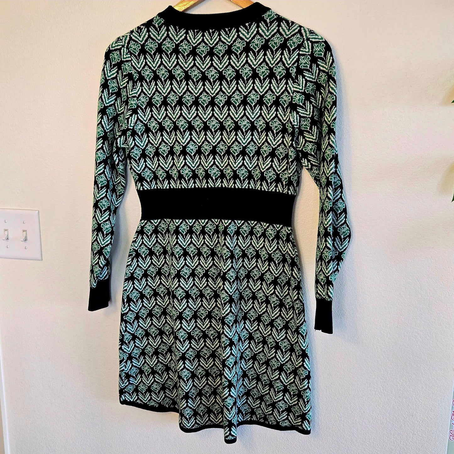 Size L – 60s Revival Green Floral Knit Pearl Button Dress