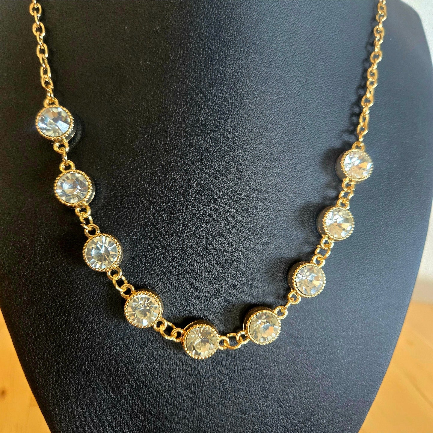 Gold necklace with 9 beautiful stones in a gold circle setting