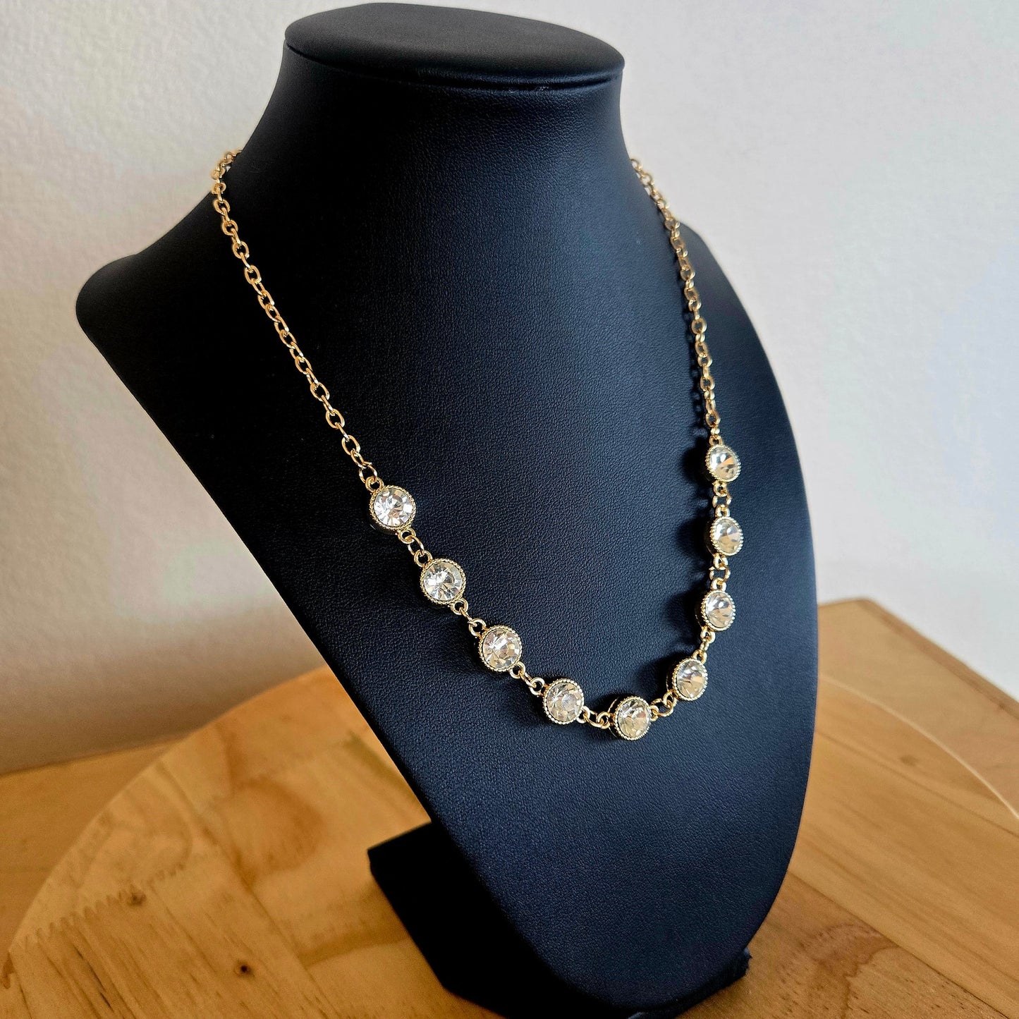 Gold necklace with 9 beautiful stones in a gold circle setting