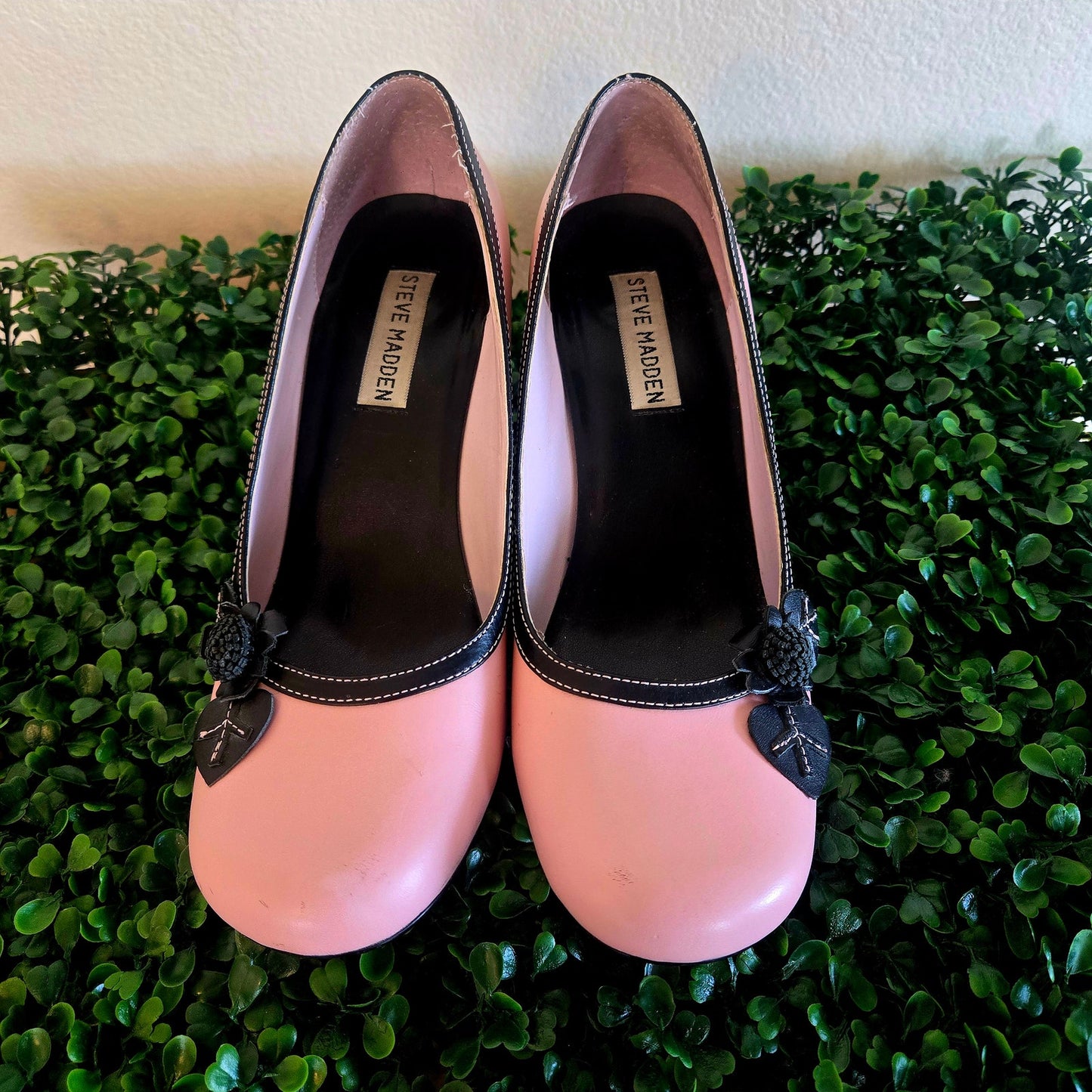 Vintage Steve madden Baby pink round toe Y2K black floral detail heels