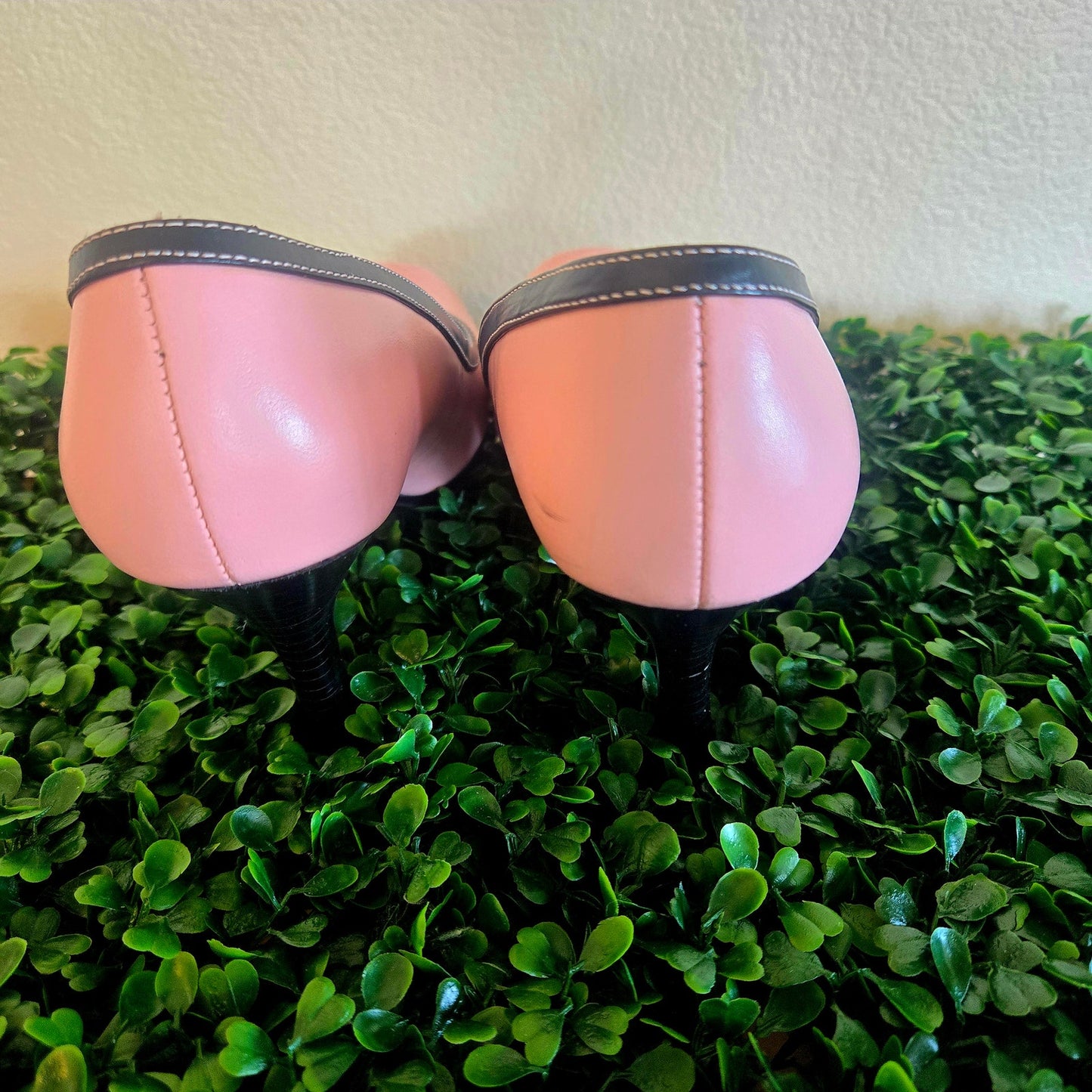 Vintage Steve madden Baby pink round toe Y2K black floral detail heels