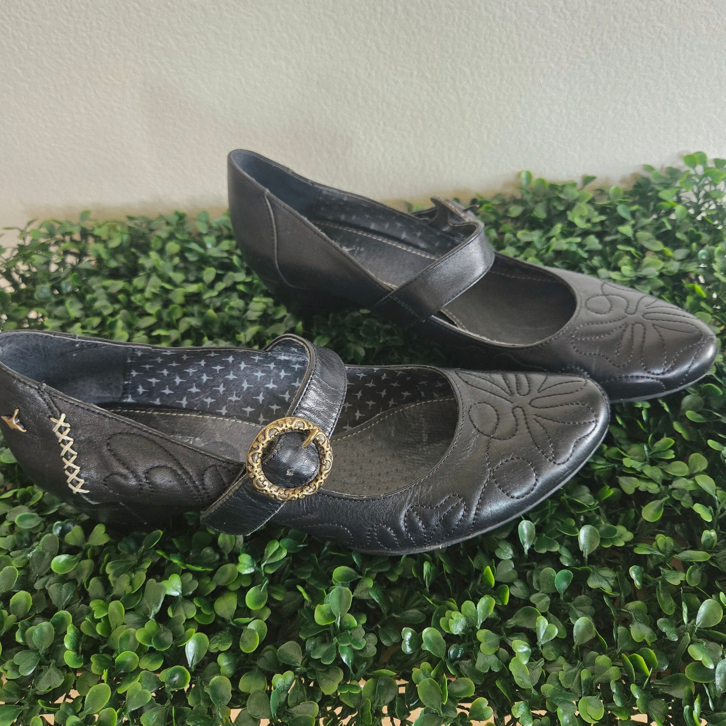 Pikolinos round close toed kitten wedge with embroidery and bronze buckle