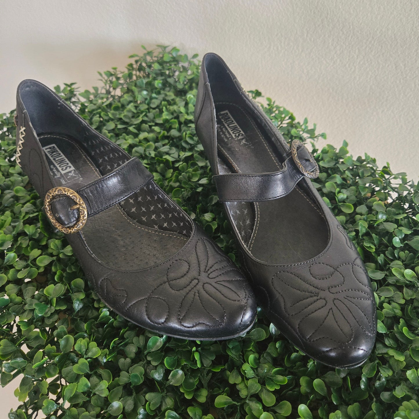 Pikolinos round close toed kitten wedge with embroidery and bronze buckle