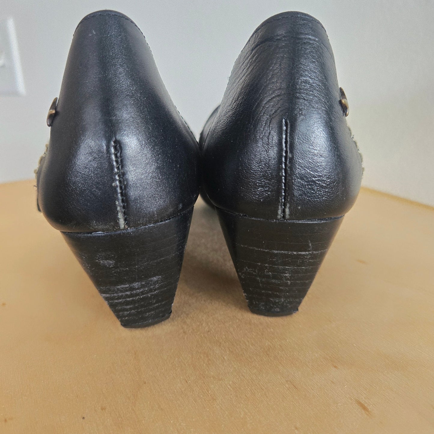 Pikolinos round close toed kitten wedge with embroidery and bronze buckle
