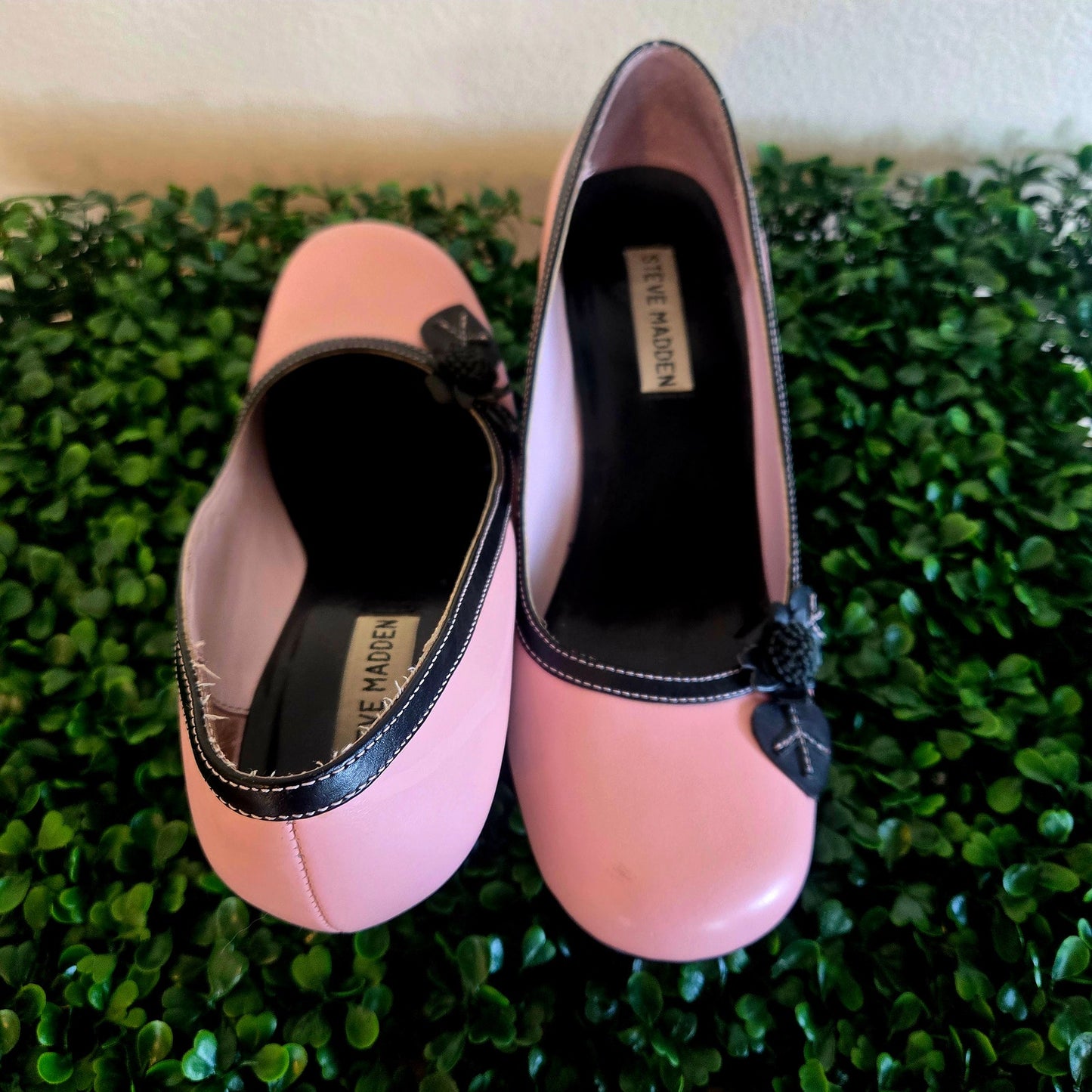 Vintage Steve madden Baby pink round toe Y2K black floral detail heels
