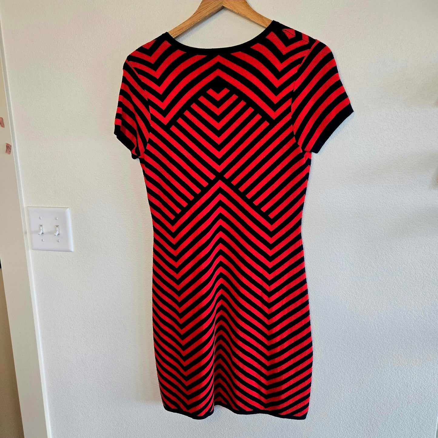 Size M – Crèmeux Red & Black Chevron Knit Bodycon Midi Dress