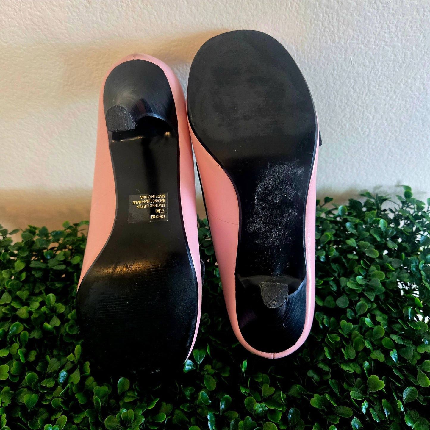 Vintage Steve madden Baby pink round toe Y2K black floral detail heels