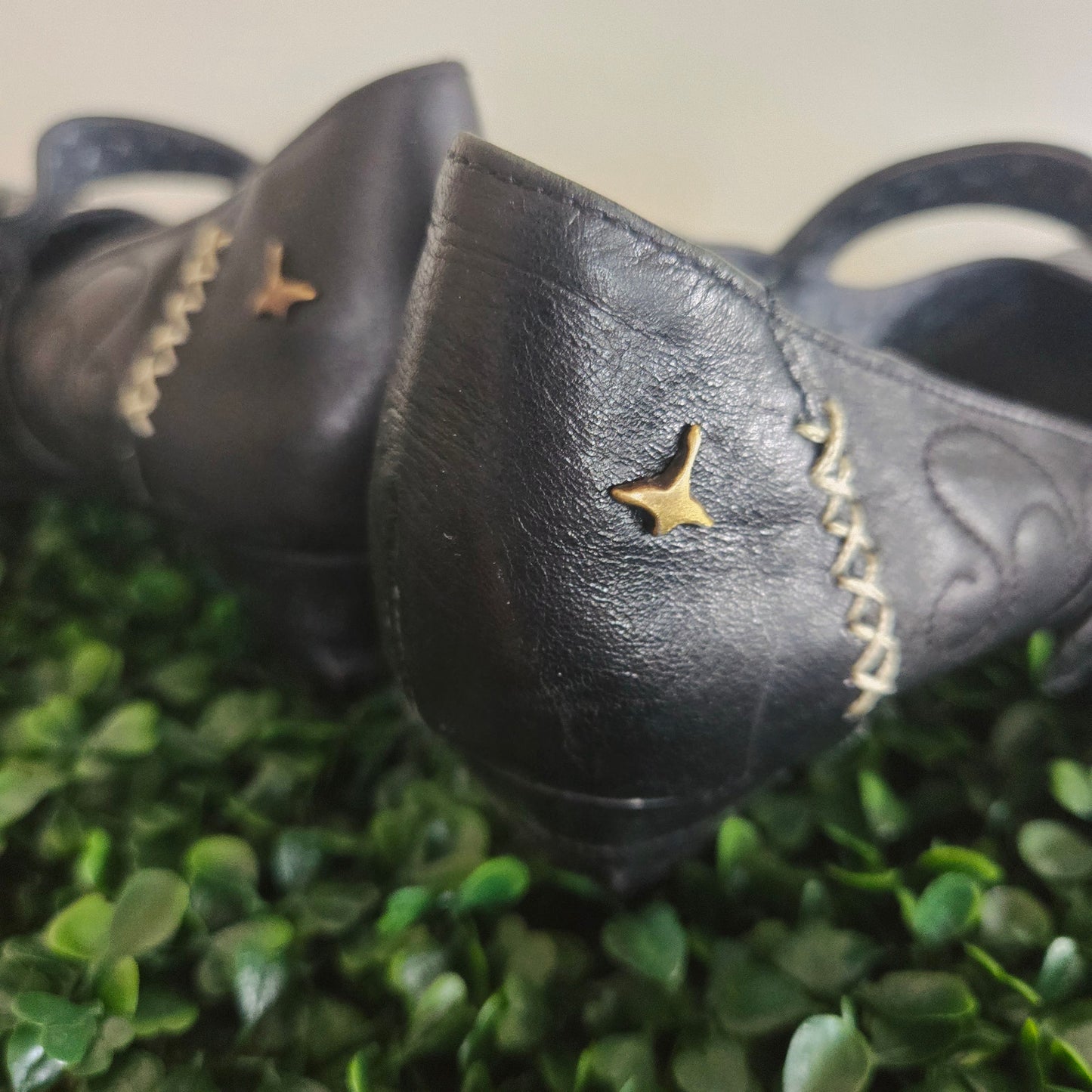 Pikolinos round close toed kitten wedge with embroidery and bronze buckle
