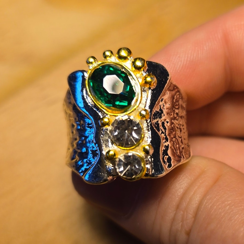Size 9 Green Zircon Statement Ring – Hammered Silver Tone Band