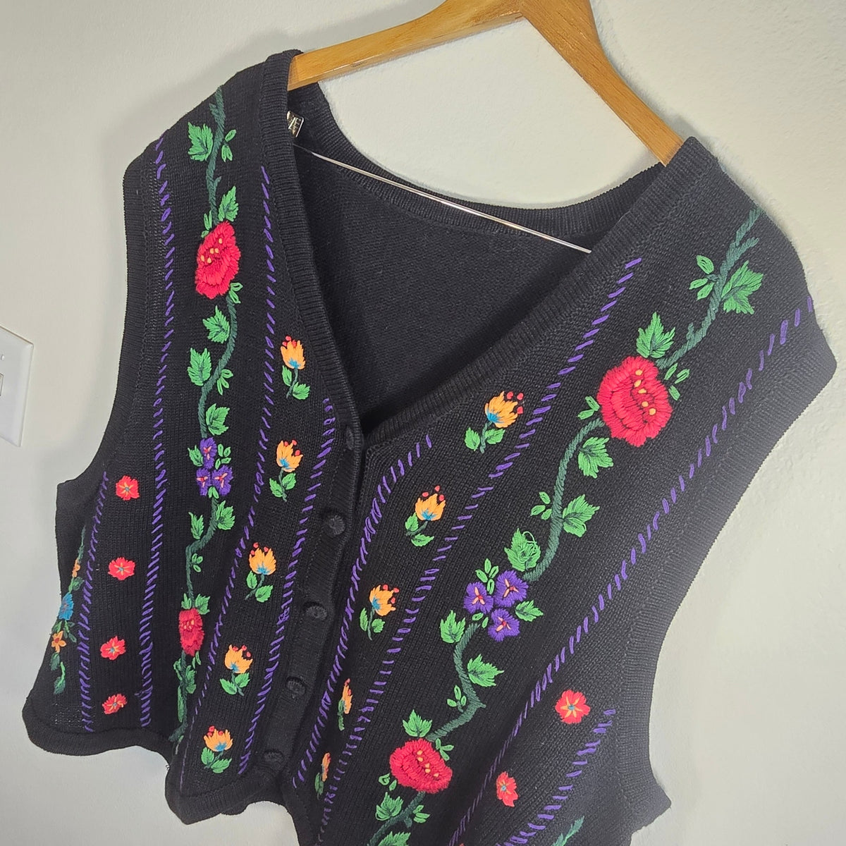 XL – Vintage Black Embroidered Sweater Vest