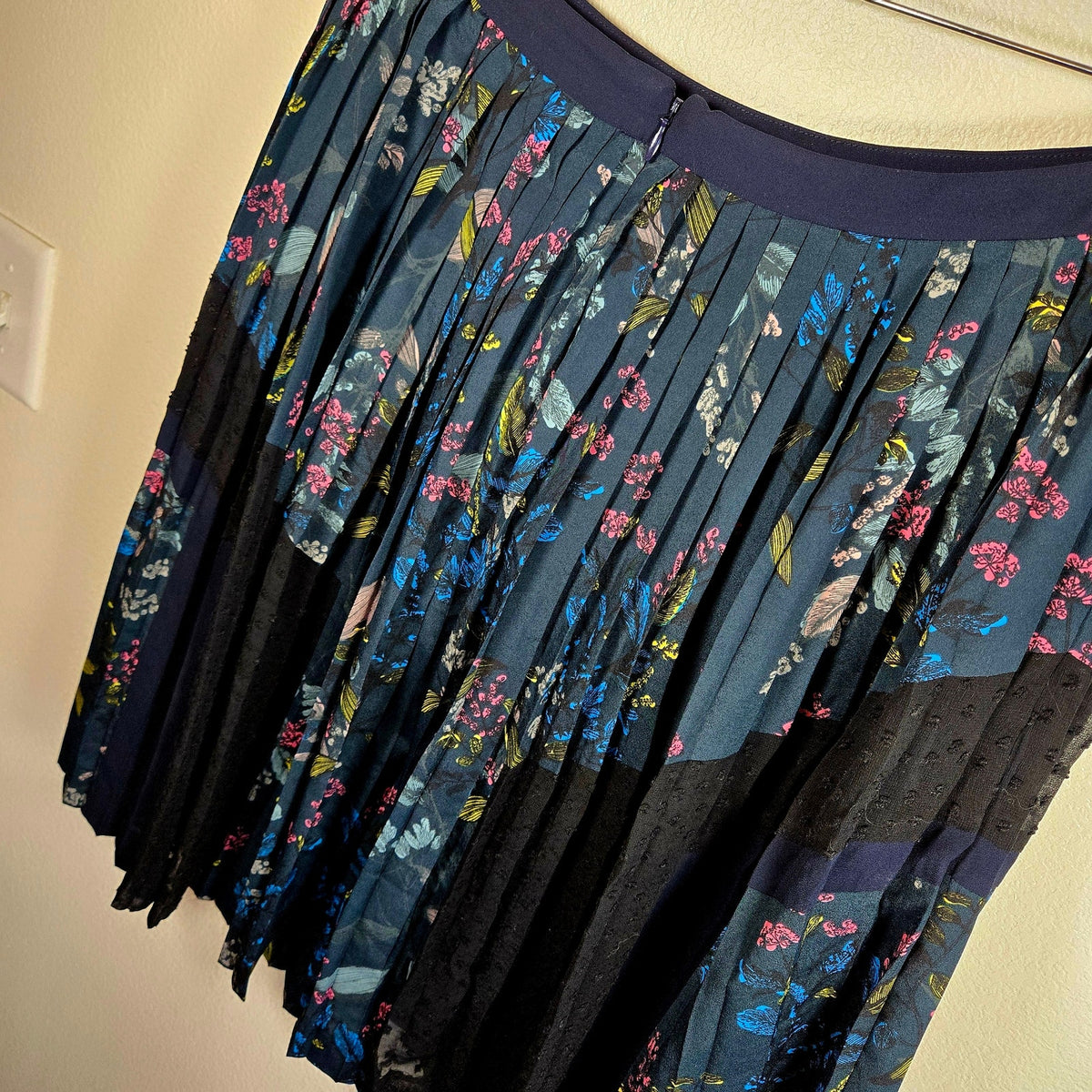 Size 8 Pleated Botanical Floral Skirt – Mixed Fabric Panel Design Banana Republic