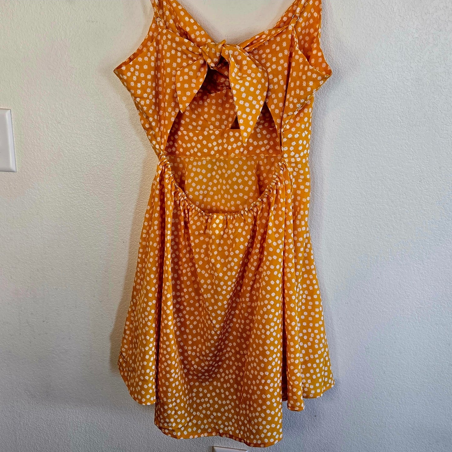 Size L – Yellow & White Floral Keyhole Mini Dress