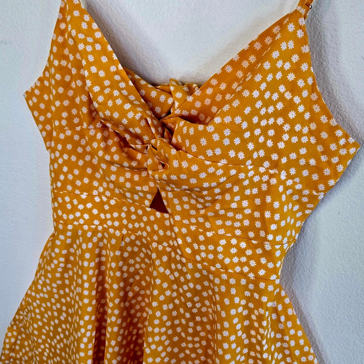 Size L – Yellow & White Floral Keyhole Mini Dress
