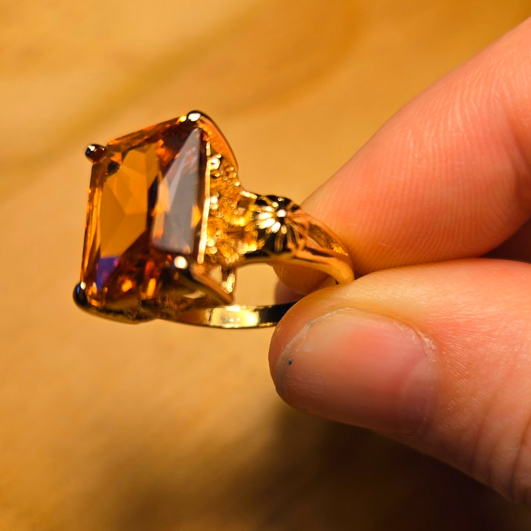 Size 7 Gold Tone Cocktail Ring – Peach Zircon Statement Stone