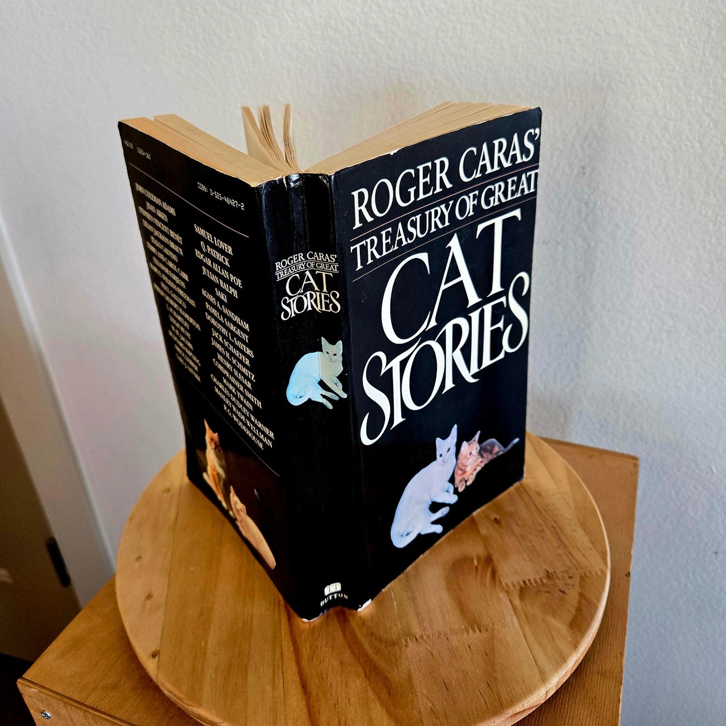 Vintage Paperback – Roger Caras's Treasury of Great Cat Stories (1987)