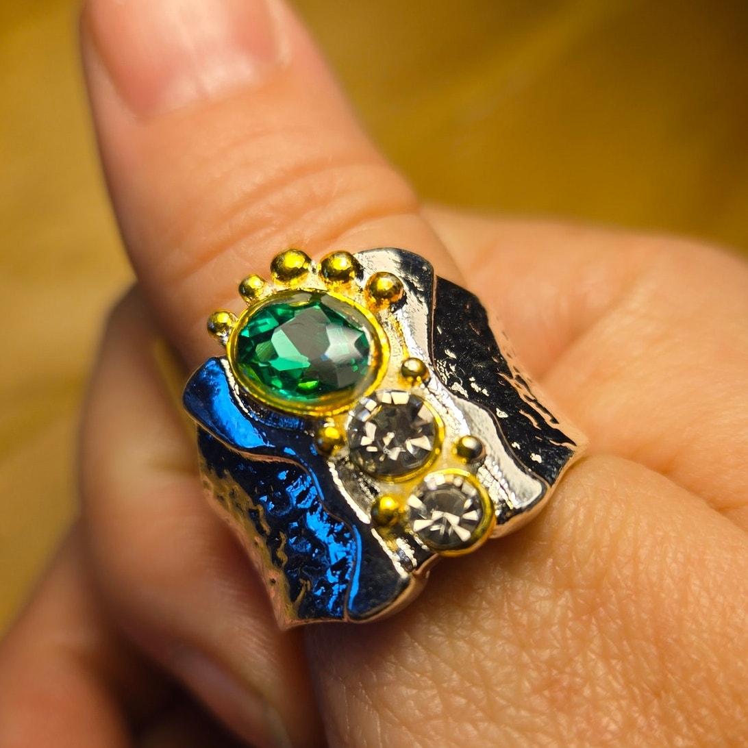 Size 9 Green Zircon Statement Ring – Hammered Silver Tone Band