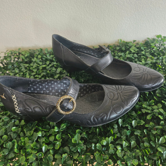Pikolinos round close toed kitten wedge with embroidery and bronze buckle