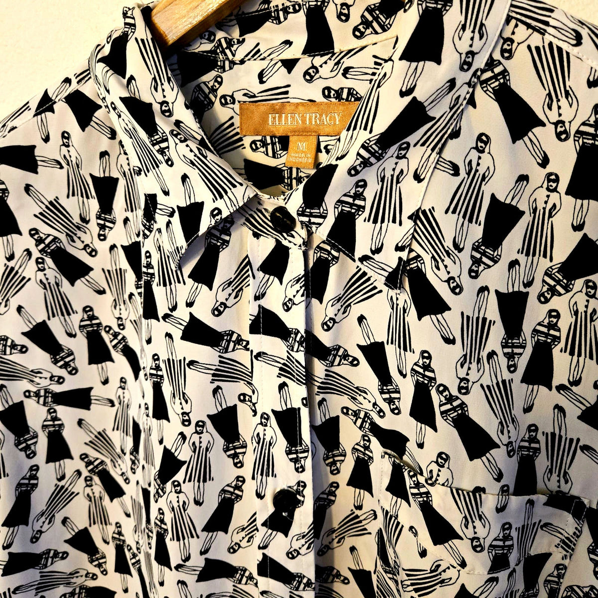 Medium Ellen Tracy Graphic All-Over Print Satin Button-Down Blouse