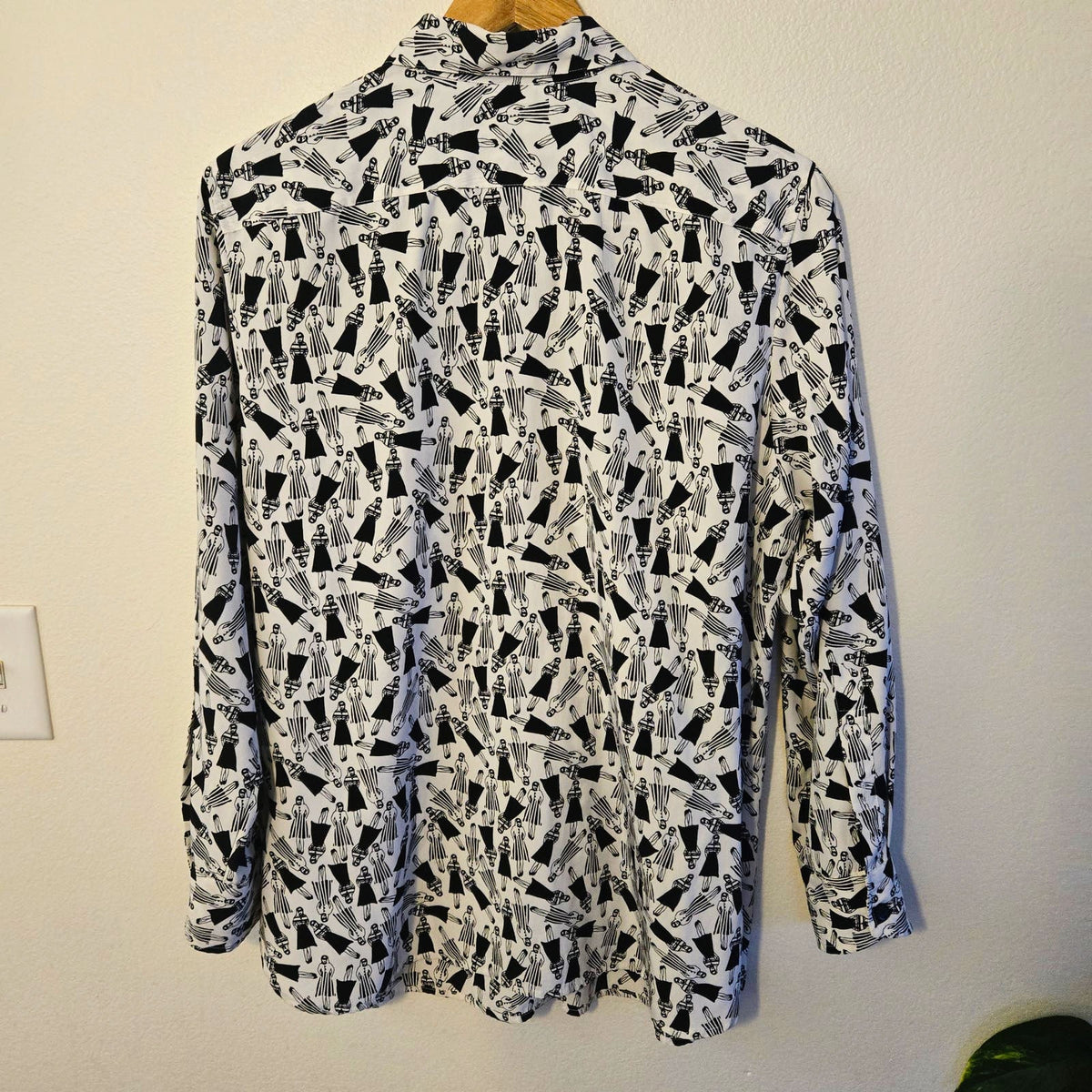 Medium Ellen Tracy Graphic All-Over Print Satin Button-Down Blouse