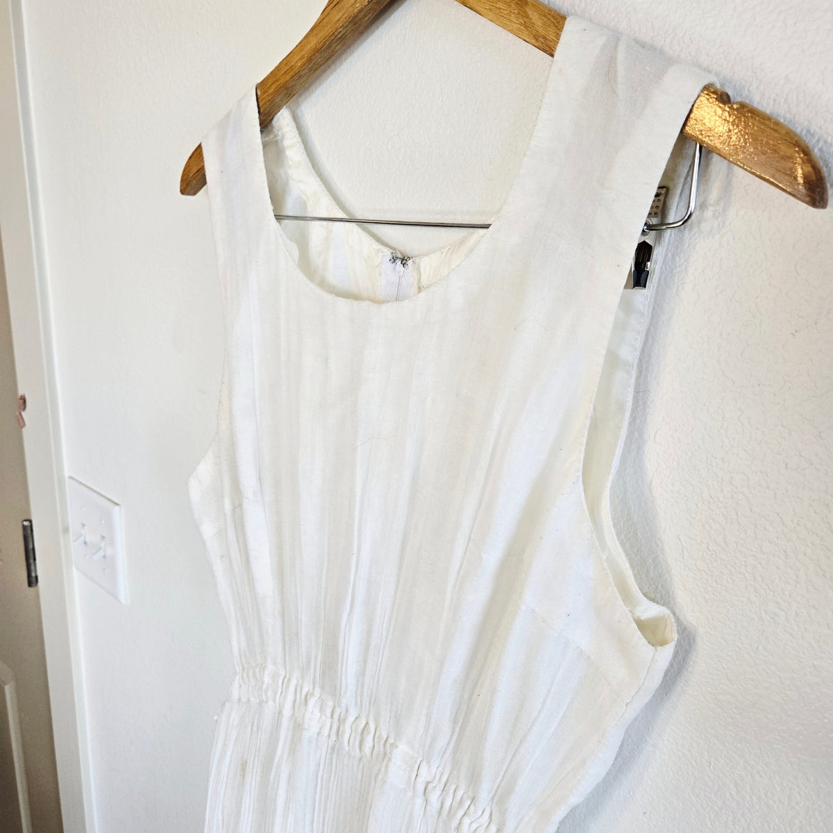 Size M – 1960s White Grecian Maxi Dress w/ Silver Ribbon Hem