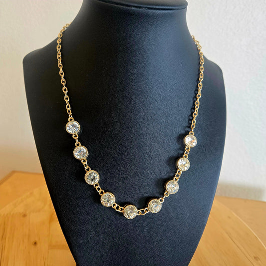 Gold necklace with 9 beautiful stones in a gold circle setting
