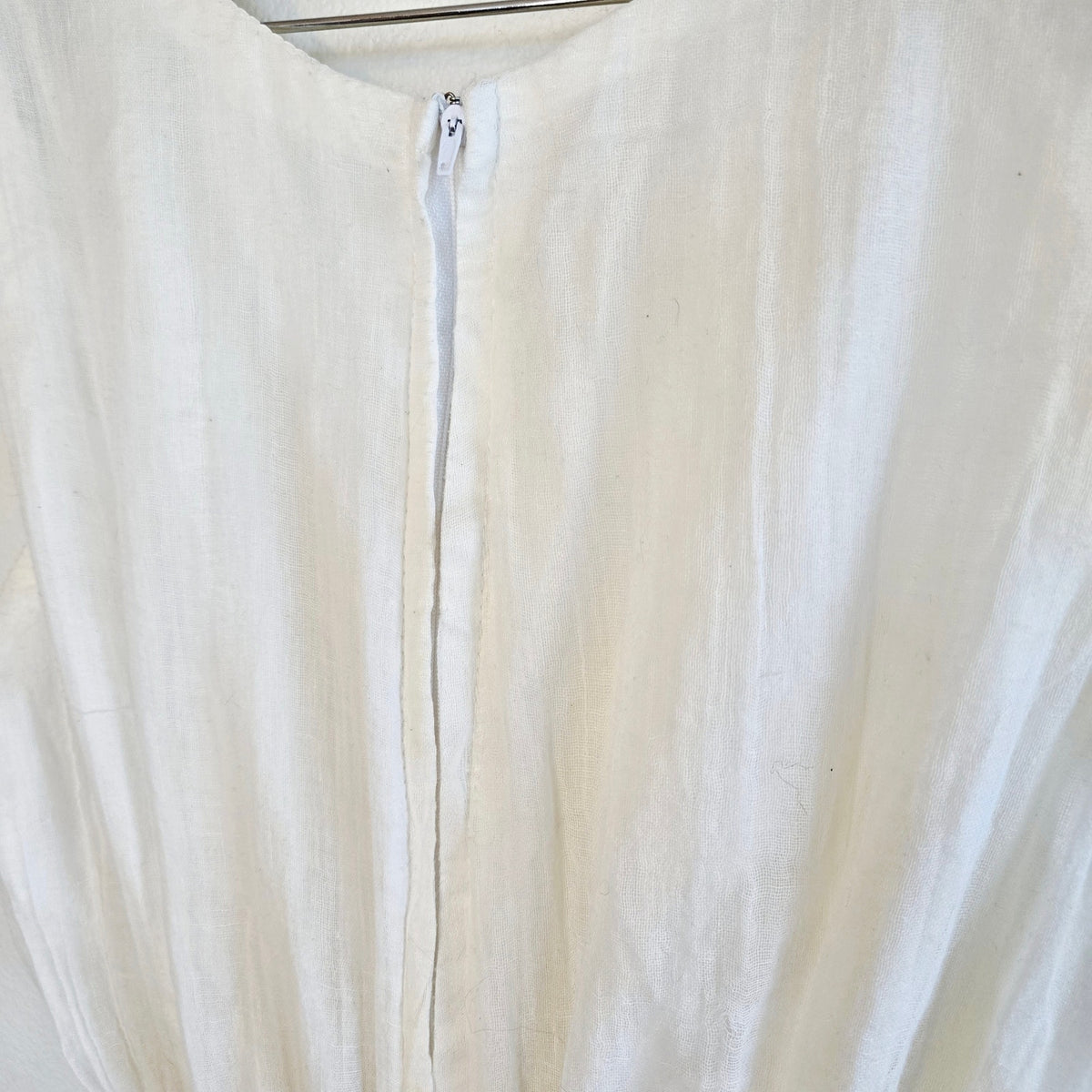 Size M – 1960s White Grecian Maxi Dress w/ Silver Ribbon Hem