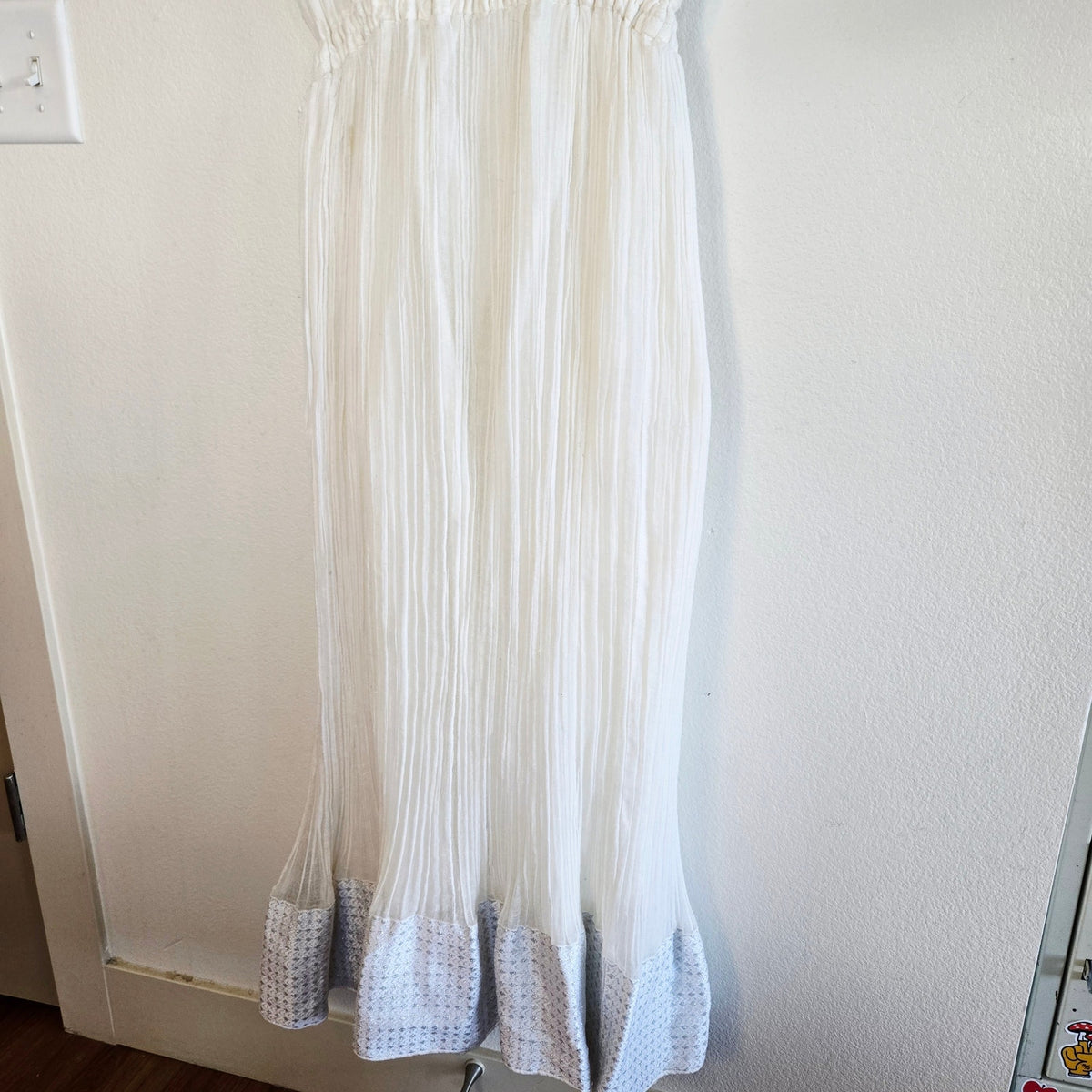 Size M – 1960s White Grecian Maxi Dress w/ Silver Ribbon Hem