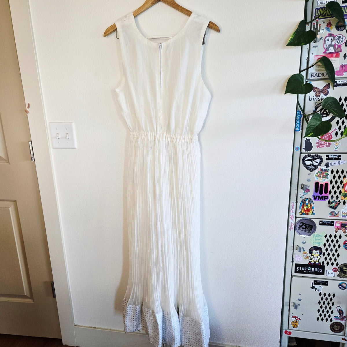 Size M – 1960s White Grecian Maxi Dress w/ Silver Ribbon Hem