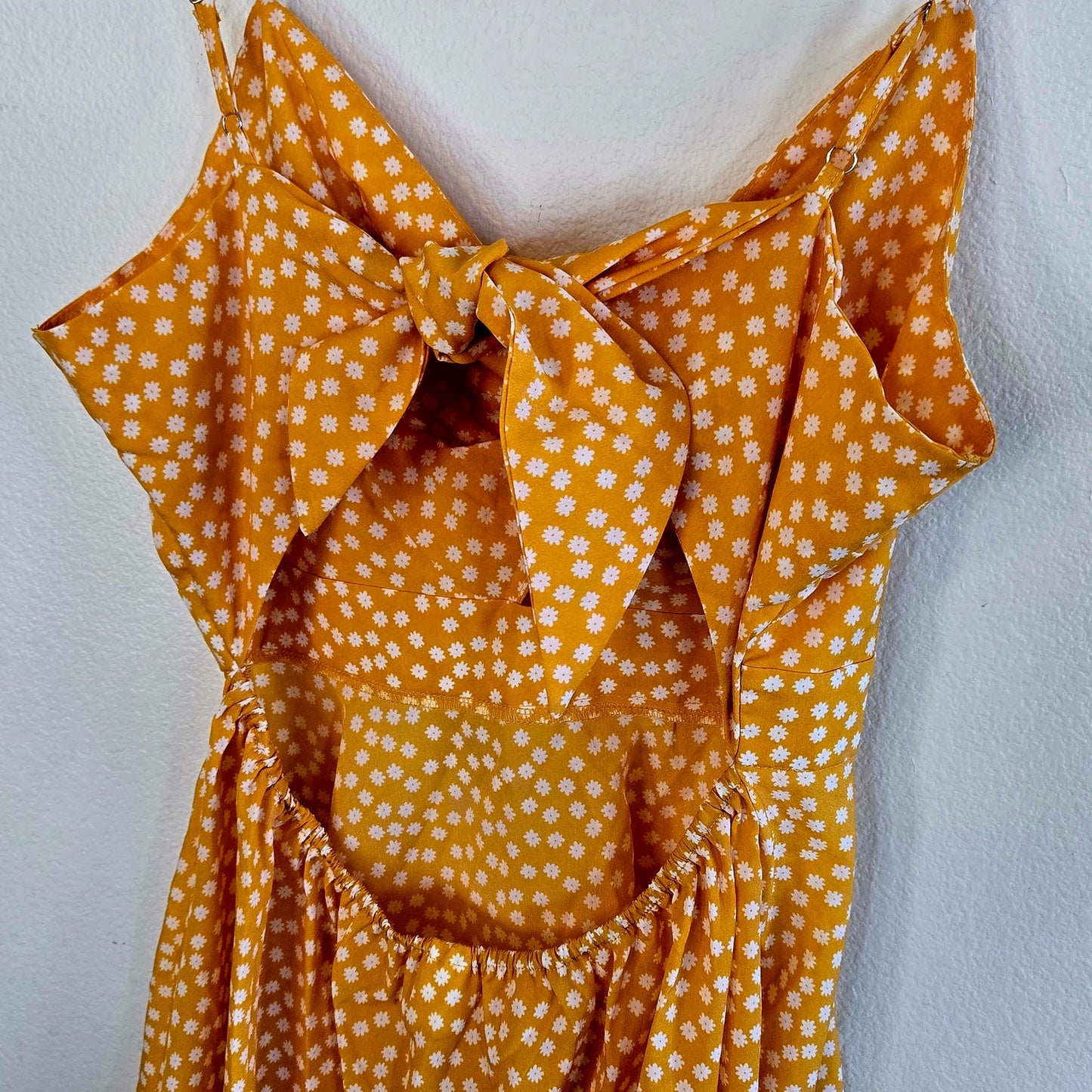 Size L – Yellow & White Floral Keyhole Mini Dress